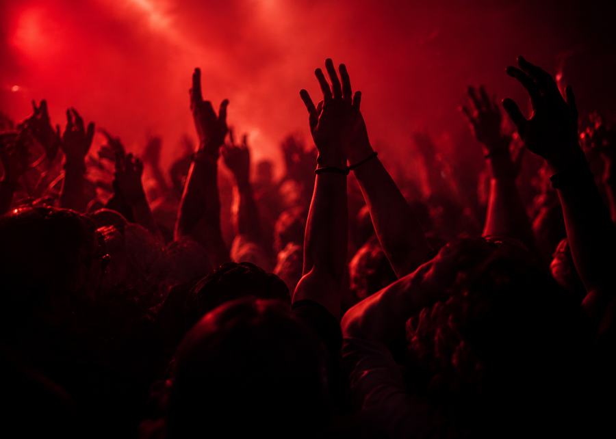 Feiernde Menschen im Club bei rotem Licht – K.-o.-Tropfen-Prävention im Nachtleben mit Safespace