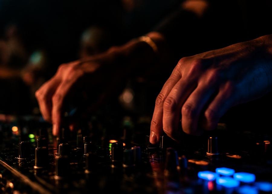 DJ-Hände am Mischpult im Club – Nachtleben, in dem Safespace Getränke sichert