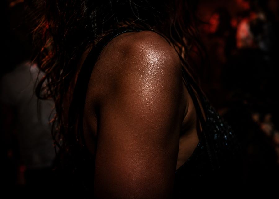 Gast im Club mit Getränk in der Hand – unbeobachtete Momente, in denen das Safespace Siegel schützt